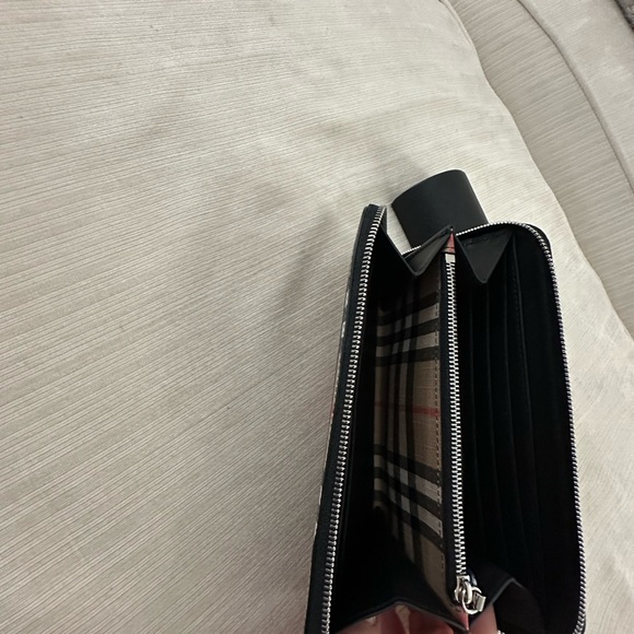 NWOT/NWOB Burberry zip around wallet - Picture 3 of 8